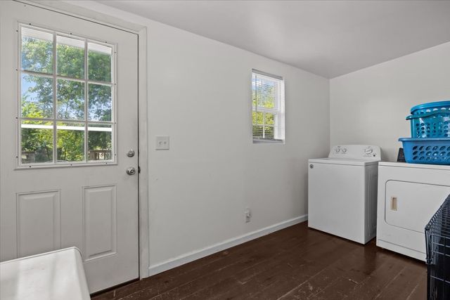 1109 N Charlotte St, Dickson, TN 37055