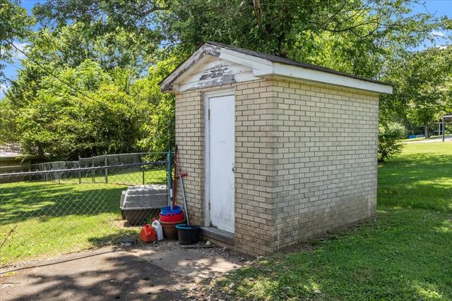1109 N Charlotte St, Dickson, TN 37055