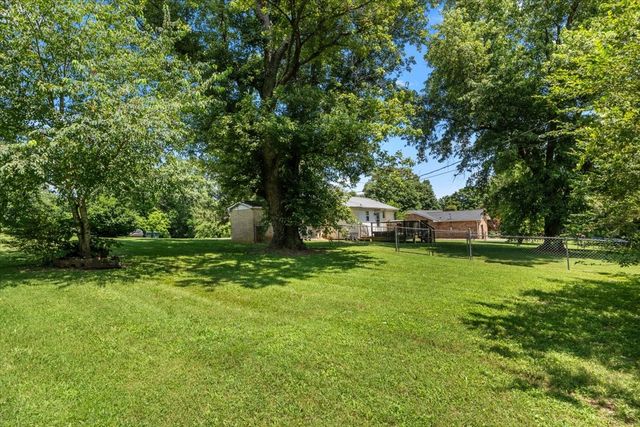 1109 N Charlotte St, Dickson, TN 37055
