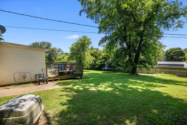 1109 N Charlotte St, Dickson, TN 37055