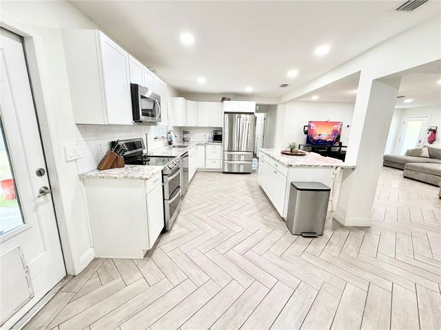 626 74TH STREET N, St Petersburg, FL 33710