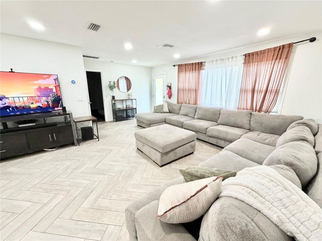 626 74TH STREET N, St Petersburg, FL 33710
