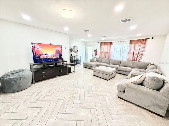 626 74TH STREET N, St Petersburg, FL 33710