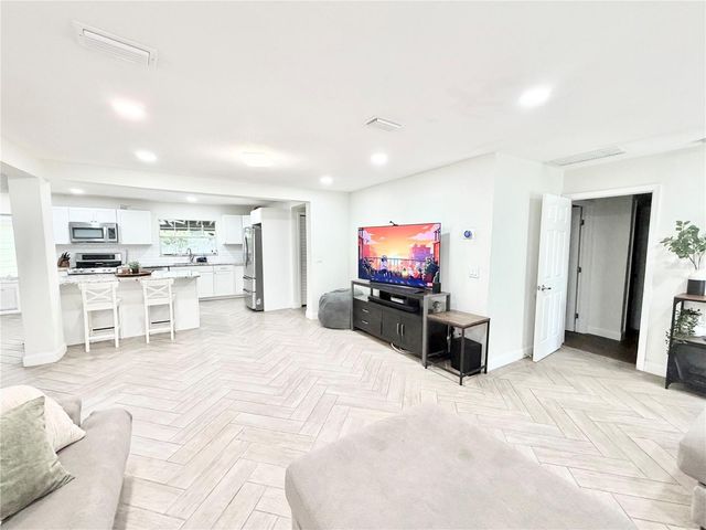 626 74TH STREET N, St Petersburg, FL 33710