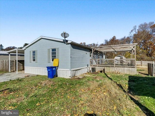 1680 WOOD CREST LN, Glen Rock, PA 17327