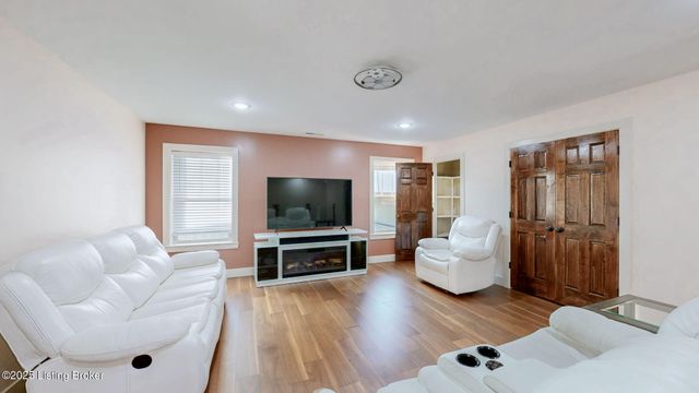 115 Sparks Dr, Brooks, KY 40109