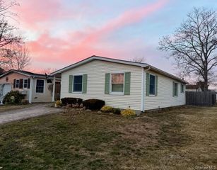 42 Village Circle S, Manorville, NY 11949