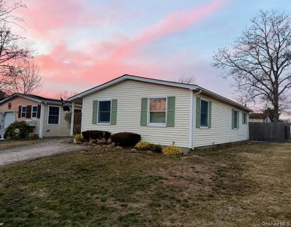 42 Village Circle S, Manorville, NY 11949