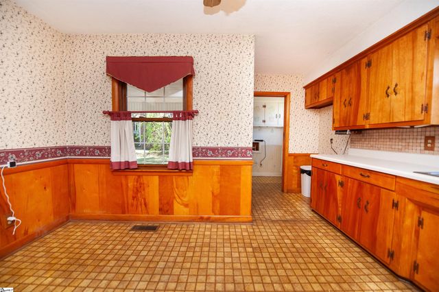 105 Ridgeway Road, Spartanburg, SC 29301