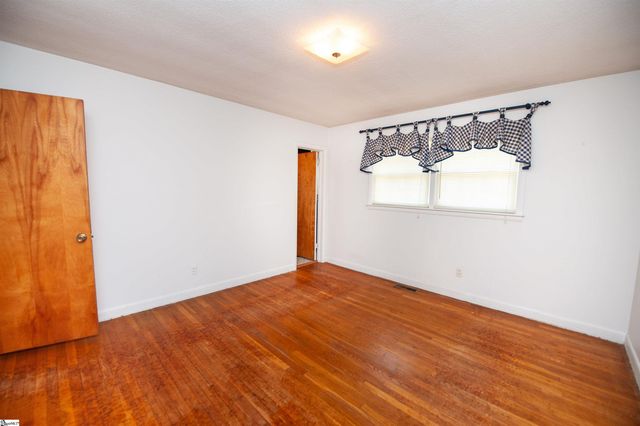 105 Ridgeway Road, Spartanburg, SC 29301