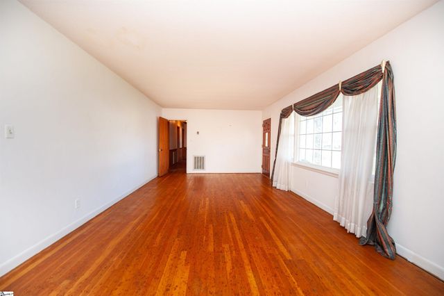 105 Ridgeway Road, Spartanburg, SC 29301