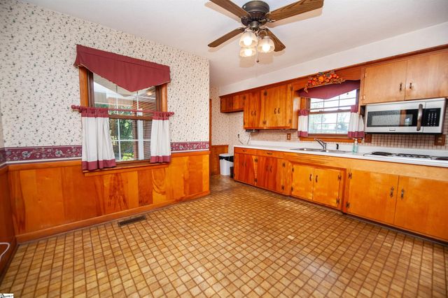 105 Ridgeway Road, Spartanburg, SC 29301