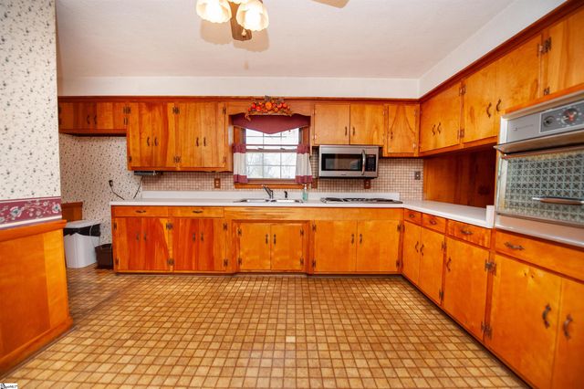 105 Ridgeway Road, Spartanburg, SC 29301