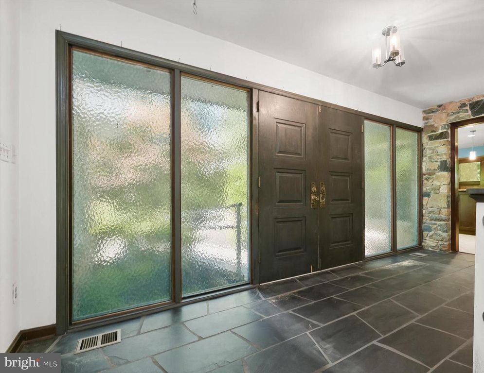 Image 8 of property listing at 13922 WAYSIDE DR, Clarksville, MD 21029