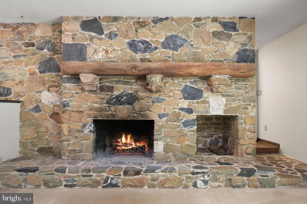 Image 11 of property listing at 13922 WAYSIDE DR, Clarksville, MD 21029