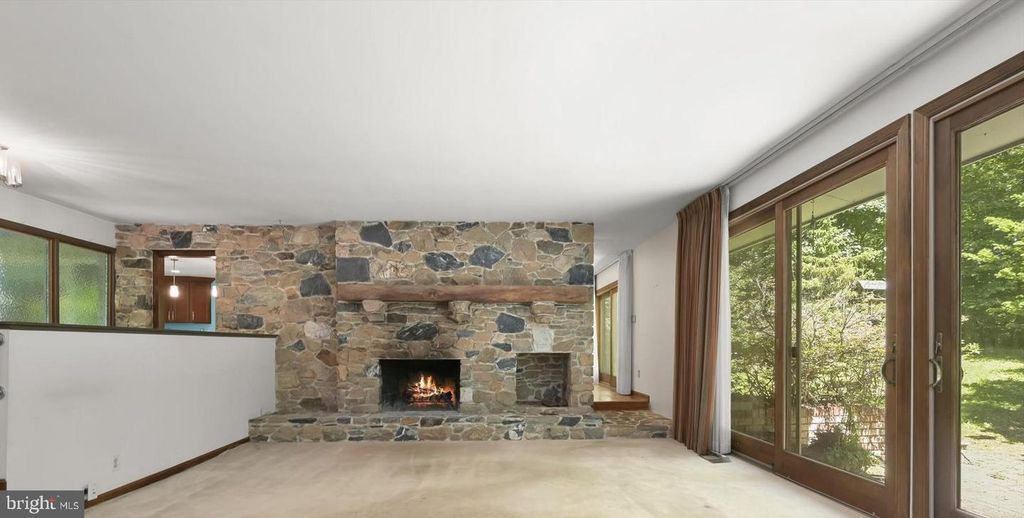 Image 12 of property listing at 13922 WAYSIDE DR, Clarksville, MD 21029