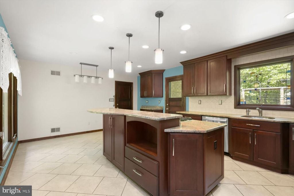 Image 17 of property listing at 13922 WAYSIDE DR, Clarksville, MD 21029