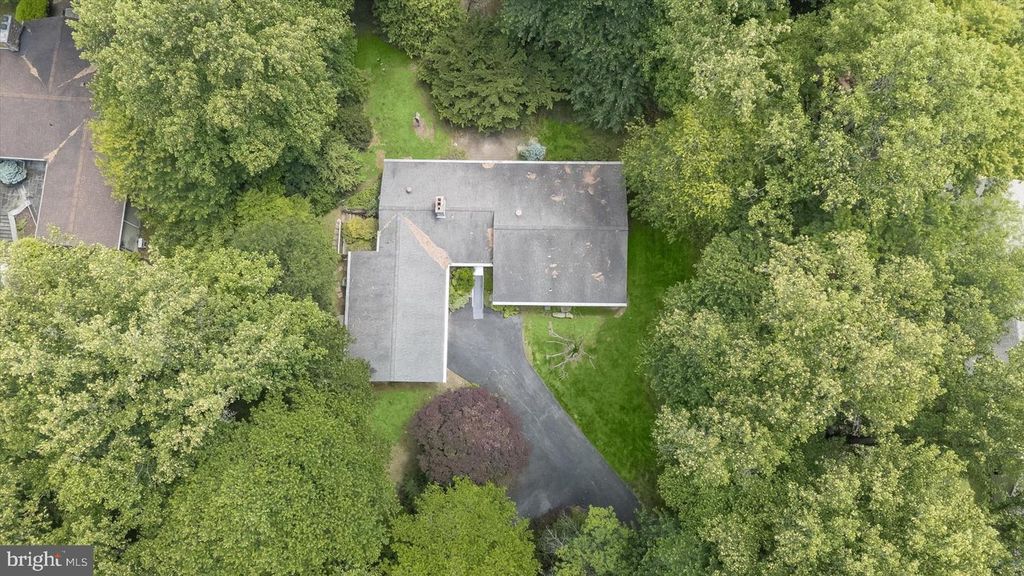 Image 2 of property listing at 13922 WAYSIDE DR, Clarksville, MD 21029