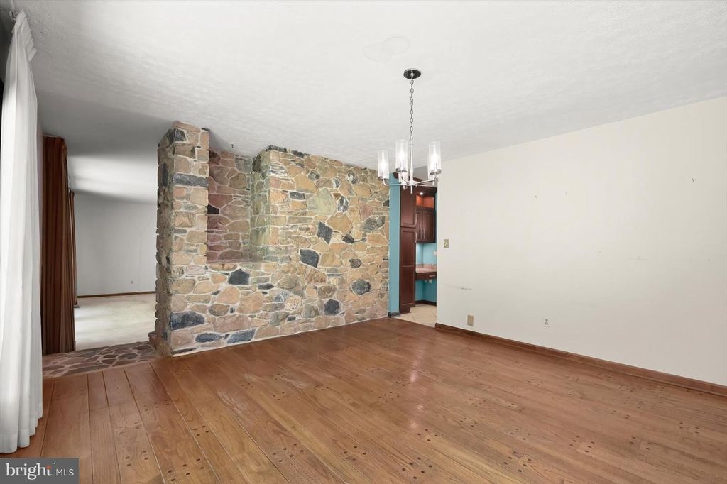 Image 25 of property listing at 13922 WAYSIDE DR, Clarksville, MD 21029