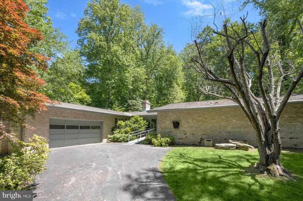 Image 3 of property listing at 13922 WAYSIDE DR, Clarksville, MD 21029