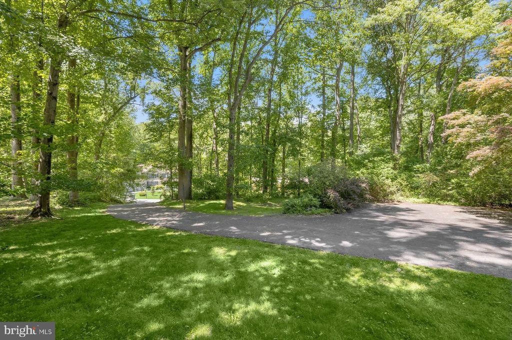 Image 4 of property listing at 13922 WAYSIDE DR, Clarksville, MD 21029