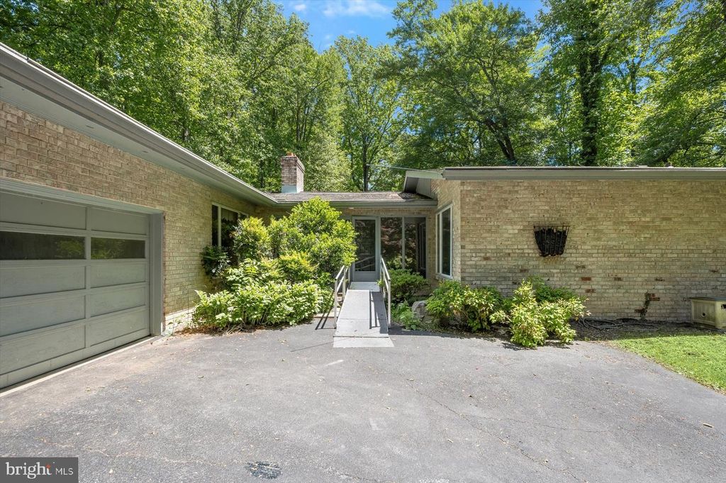 Image 5 of property listing at 13922 WAYSIDE DR, Clarksville, MD 21029