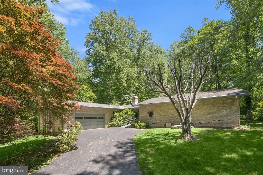 Image 6 of property listing at 13922 WAYSIDE DR, Clarksville, MD 21029