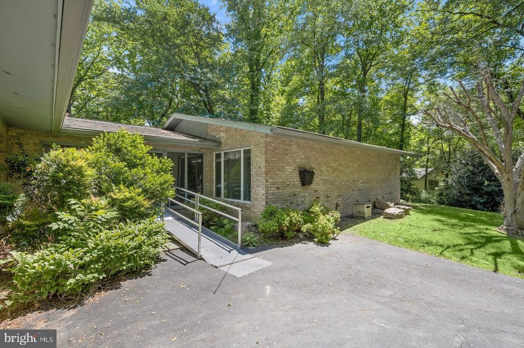 Image 7 of property listing at 13922 WAYSIDE DR, Clarksville, MD 21029