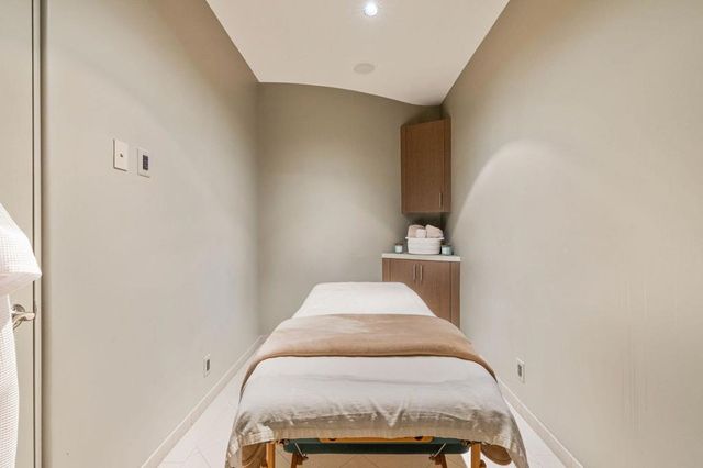 2400 Southridge Drive, Palm Springs, CA 92264