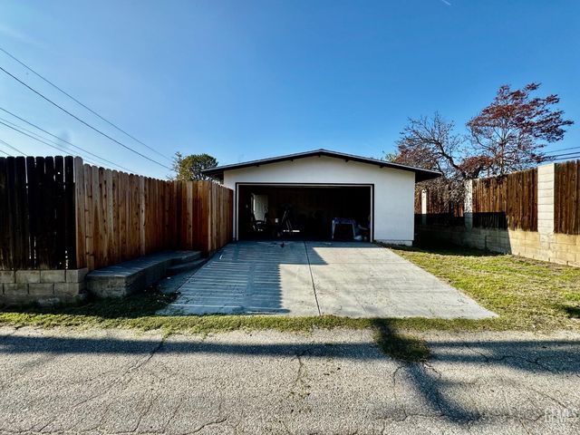 2901 Wenatchee Avenue, Bakersfield, CA 93306