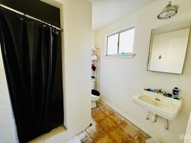 2901 Wenatchee Avenue, Bakersfield, CA 93306