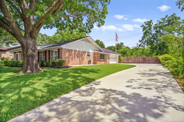 409 Summit Ridge Drive, Euless, TX 76039