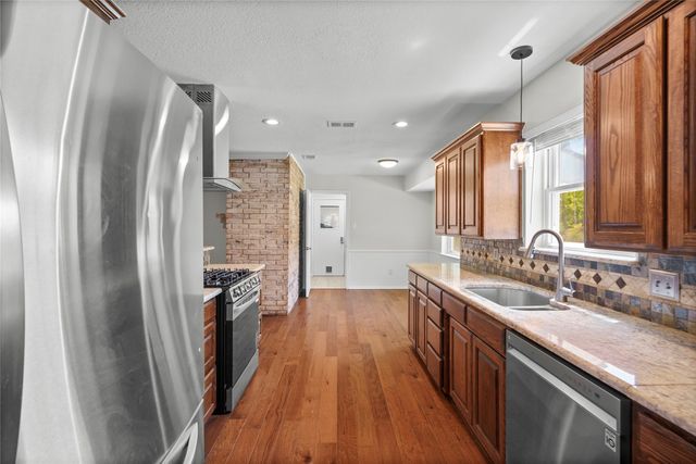 409 Summit Ridge Drive, Euless, TX 76039