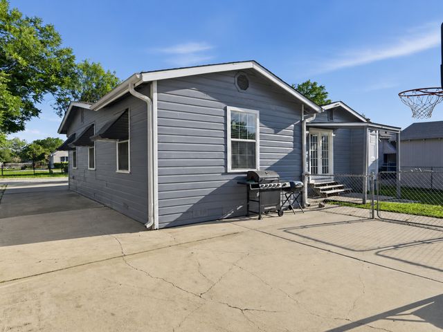 663 W PYRON AVE, San Antonio, TX 78221
