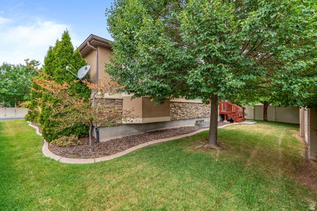 11173 S VILLAGE GROVE LN, South Jordan, UT 84095