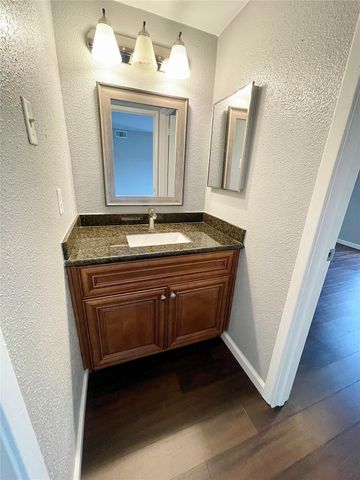 1516 Bay Area Boulevard E4, Houston, TX 77058