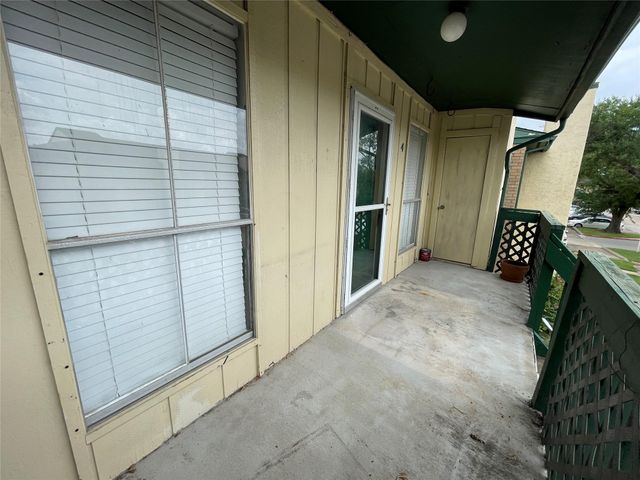 1516 Bay Area Boulevard E4, Houston, TX 77058