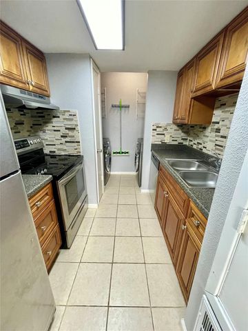 1516 Bay Area Boulevard E4, Houston, TX 77058