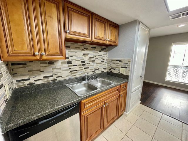 1516 Bay Area Boulevard E4, Houston, TX 77058