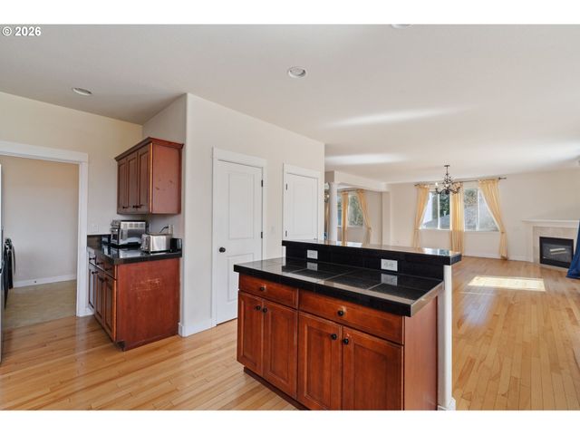 12606 Nw LARRY Ct, Portland, OR 97229