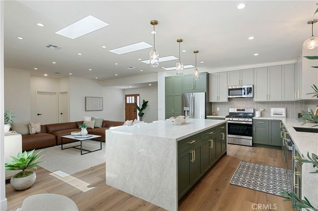 2171 W 26th Place, Los Angeles, CA 90018