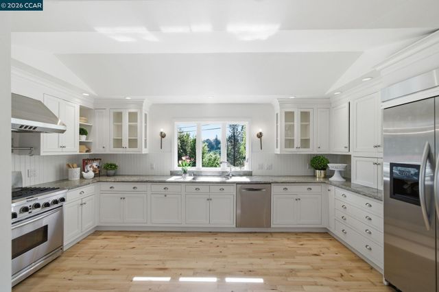102 Hillcrest Dr, Orinda, CA 94563