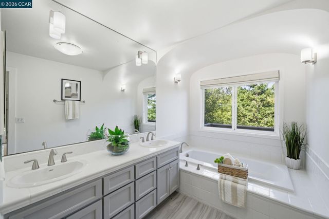 102 Hillcrest Dr, Orinda, CA 94563