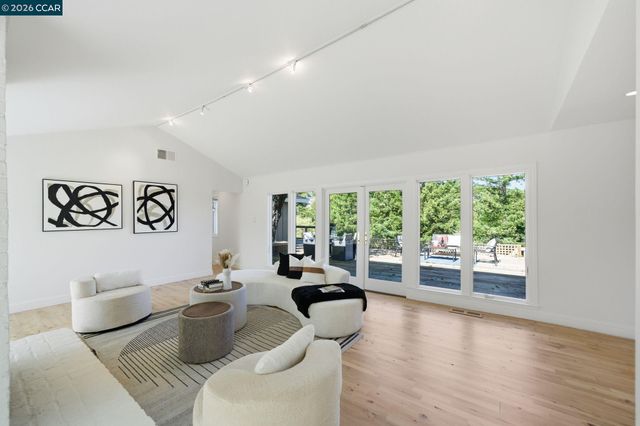102 Hillcrest Dr, Orinda, CA 94563