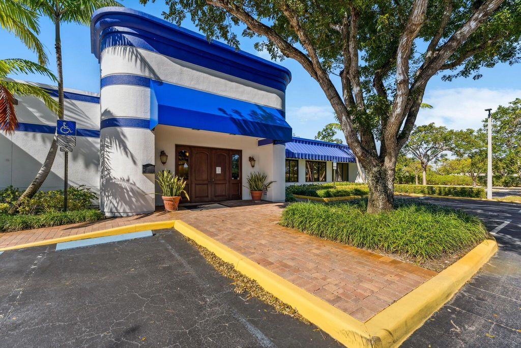 Image 29 of property listing at 3945 W Atlantic Avenue, Delray Beach, FL 33445