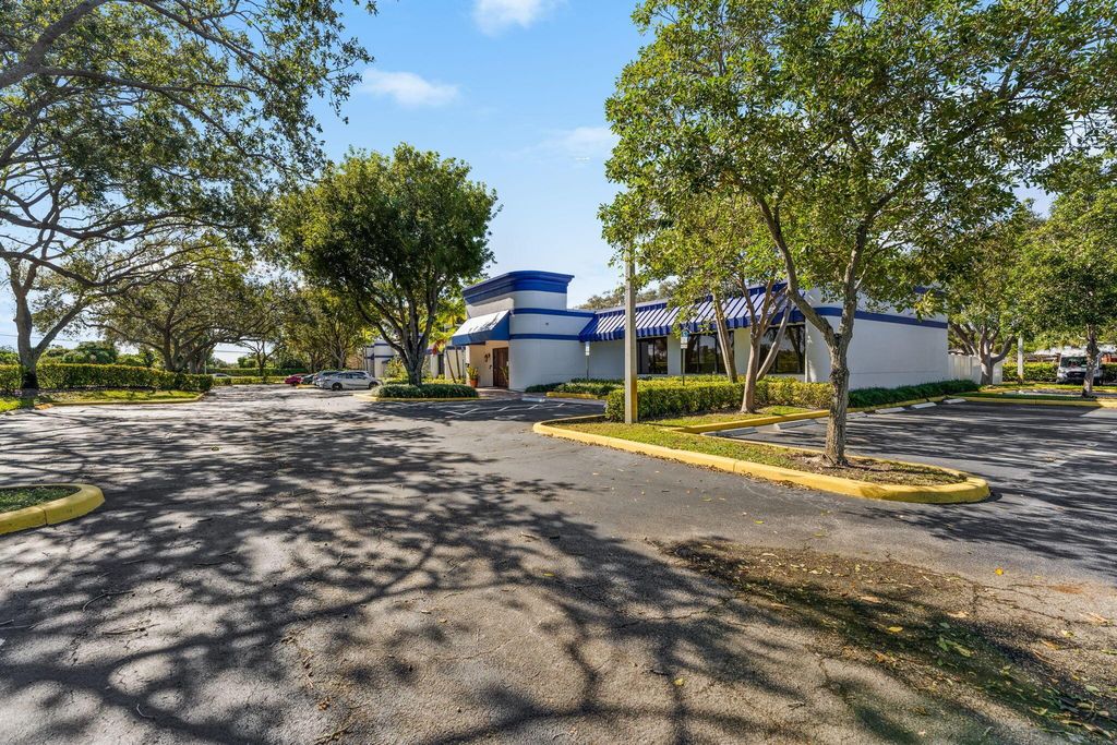 Image 30 of property listing at 3945 W Atlantic Avenue, Delray Beach, FL 33445
