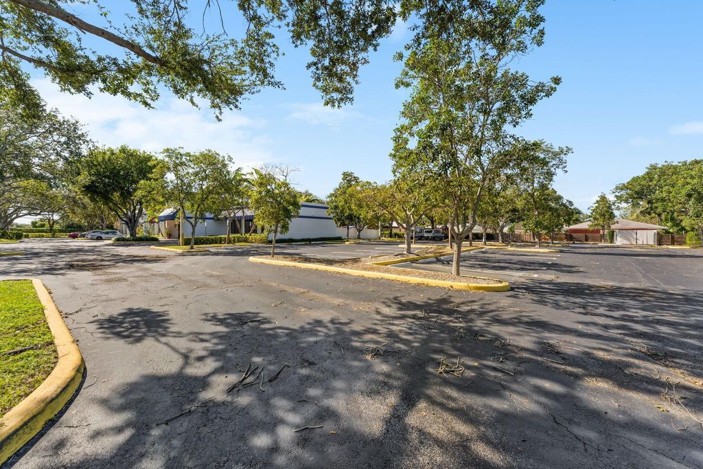 Image 31 of property listing at 3945 W Atlantic Avenue, Delray Beach, FL 33445