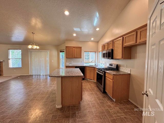 2237 W Lake Pointe Ct, Nampa, ID 83651
