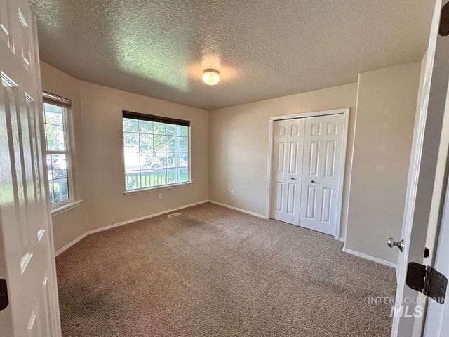 2237 W Lake Pointe Ct, Nampa, ID 83651