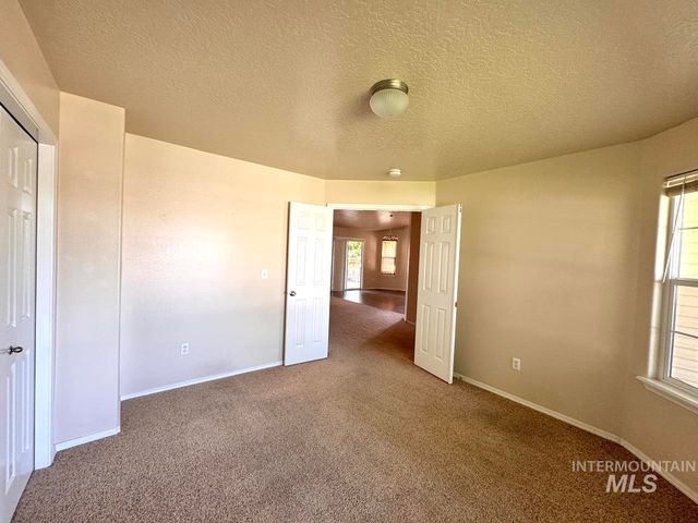2237 W Lake Pointe Ct, Nampa, ID 83651